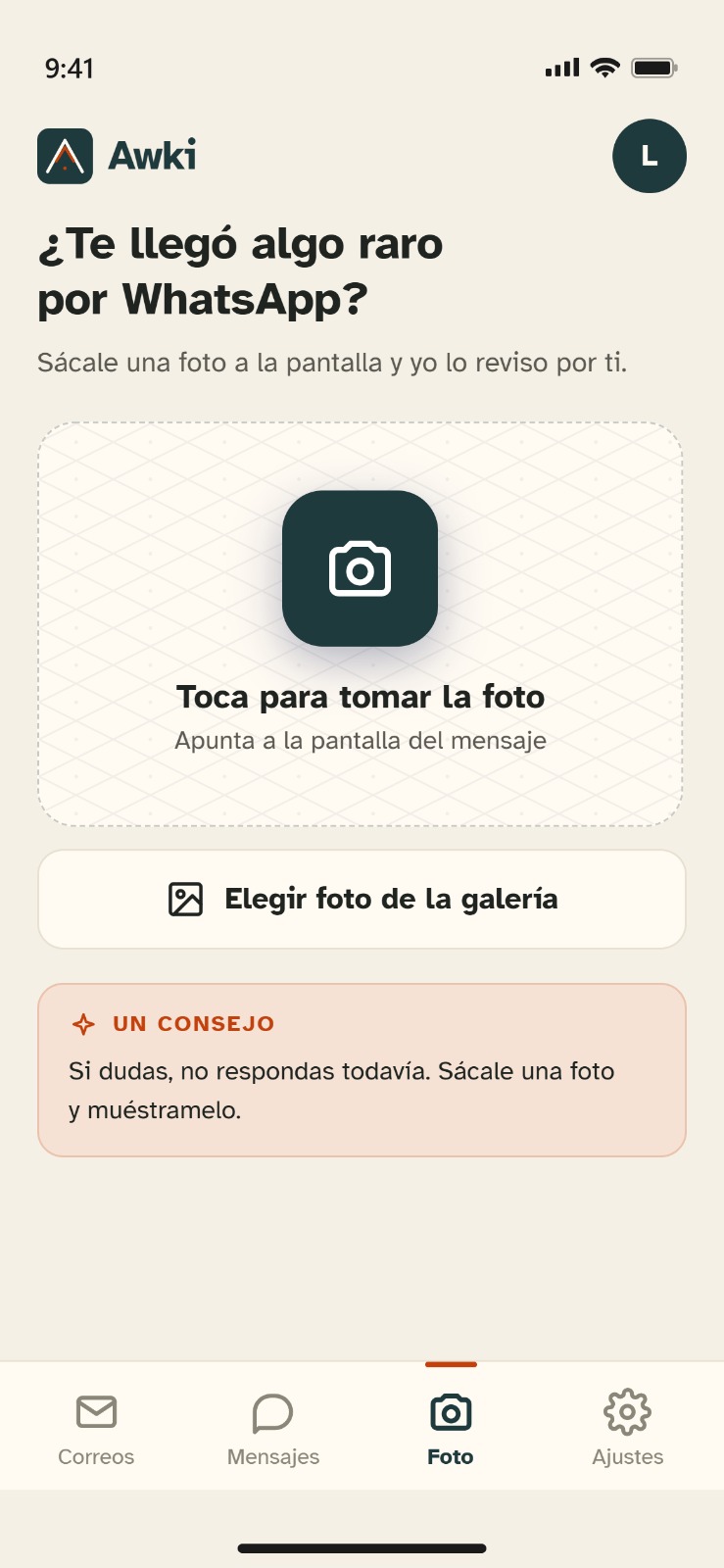 Pantalla de AWKI '¿Te llegó algo raro por WhatsApp?': el usuario puede tomar una foto a la pantalla y AWKI revisa el mensaje.